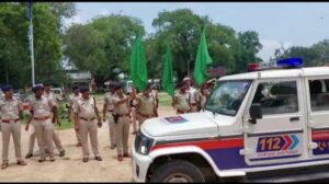 डायल 112 को हरी झंडी दिखाते आईपीएस अधिकारी